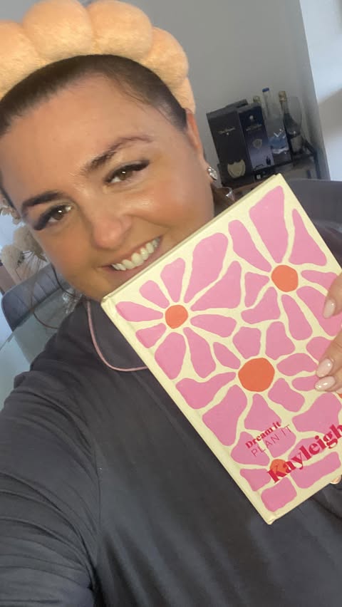 Instagram post by @itspeachskin for Personal Planner. Caption reads: [...] Major moves 🩷🌸🧡✨ Love my @personalplanner....