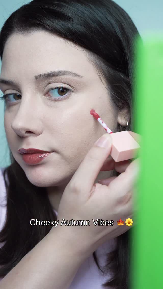 Instagram post by @bussrayoll for Watsons. Caption reads: Yanaklarda sonbahar havası🍁🌼Kaydet🧡
Daha fazla....