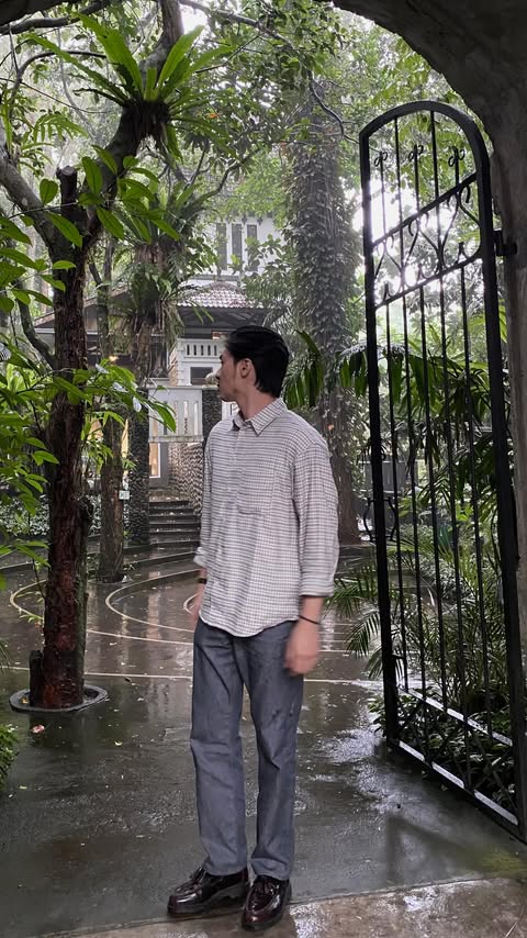 Instagram post by @riccorick for Zalora. Caption reads: sedia aku sebelum hujan 🫢 #ootd

👕 @hm 
👖....