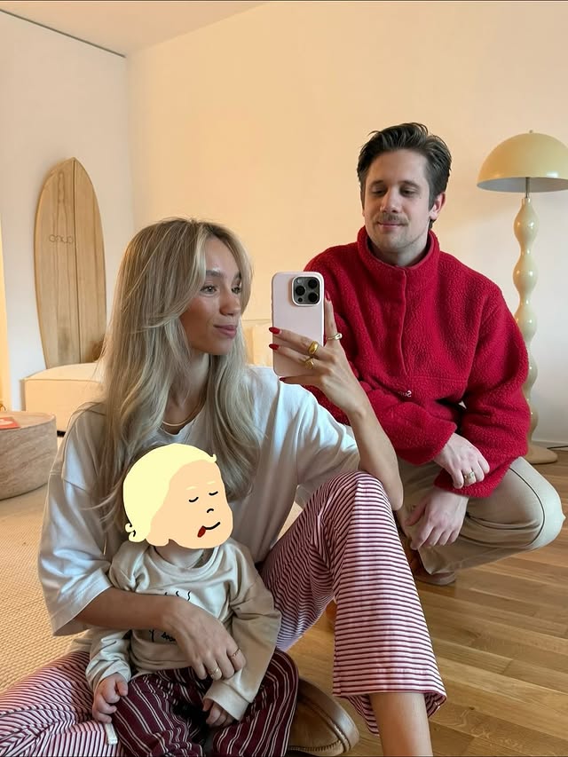 Instagram post by @lisa for Supreme. Caption reads: looovvveee matching looks 🤭
Ahhh Christmas mood....