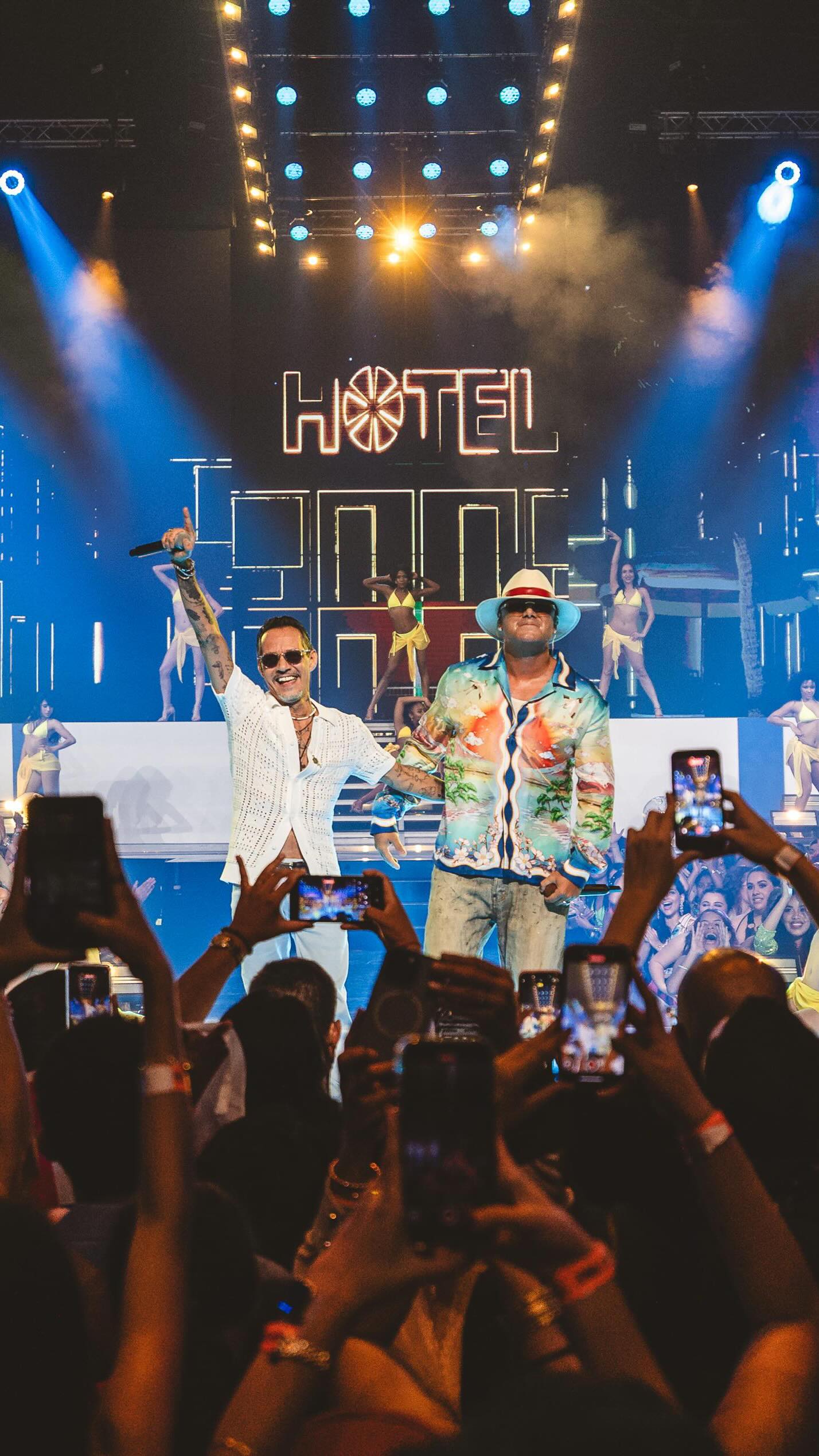 Instagram post by @wisin for Univision. Caption reads: @premiosjuventud se puso en modo #QueMeQuieraMa....