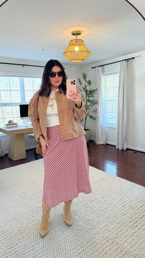 Instagram post by @kelly_elizabethxo for Truekind. Caption reads: Midsize spring outfit! Starting with my @truekind....