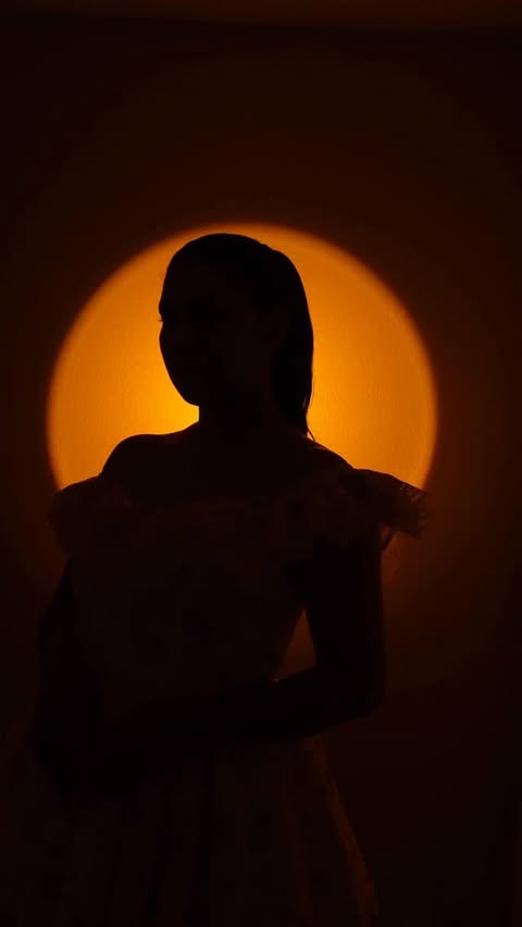 Instagram post by @yulettbeauty for NEEWER. Caption reads: [...] de contenido, ¡no te la pierdas!📸 @neewer....