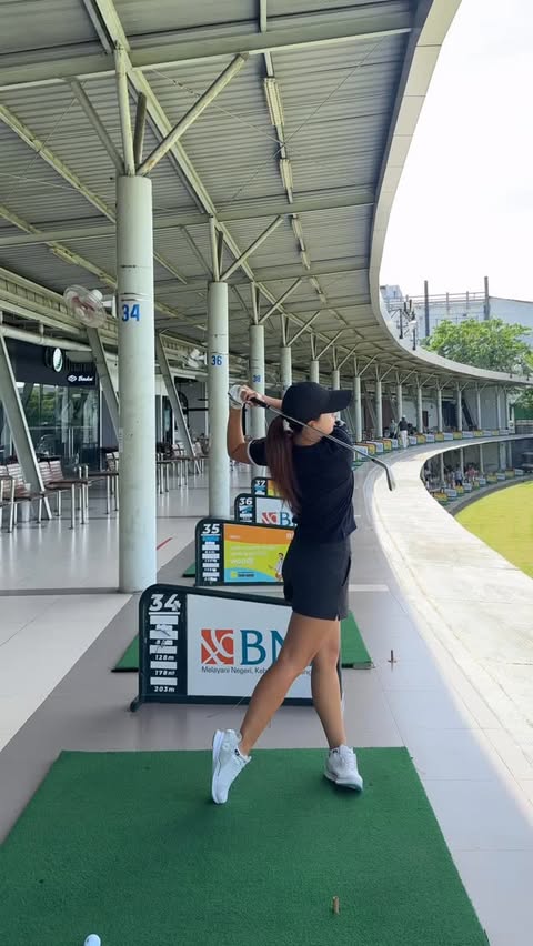 Instagram post by @ta3__kyung for Titleist. Caption reads: [...] simple, but my brain says “No!” 🤦‍♀️....
