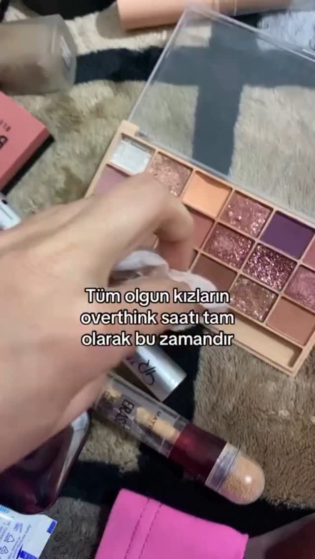 Instagram post by @saturnblogunuz for Sephora. Caption reads: ✨️
.
.
Cr:modernurunler
#gratisindirimi #glossy....