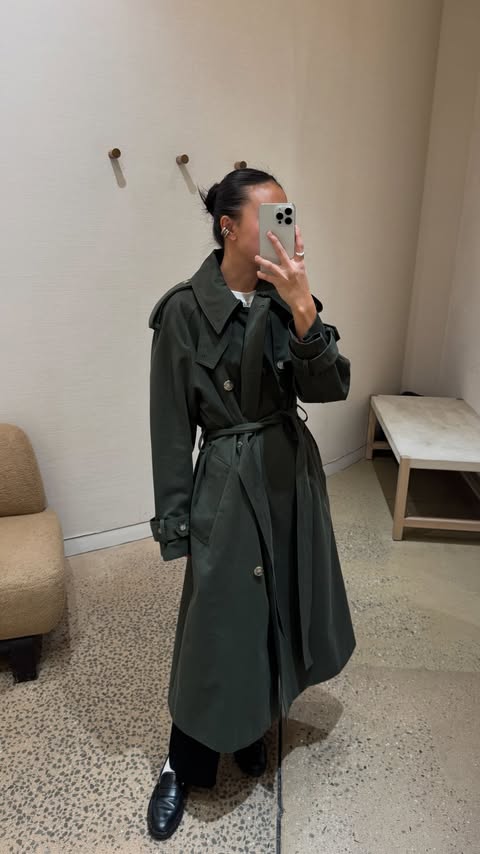 Instagram post by an influencer for Banana Republic. Caption reads: [...] + size references!!!! @bananarepublic I love....