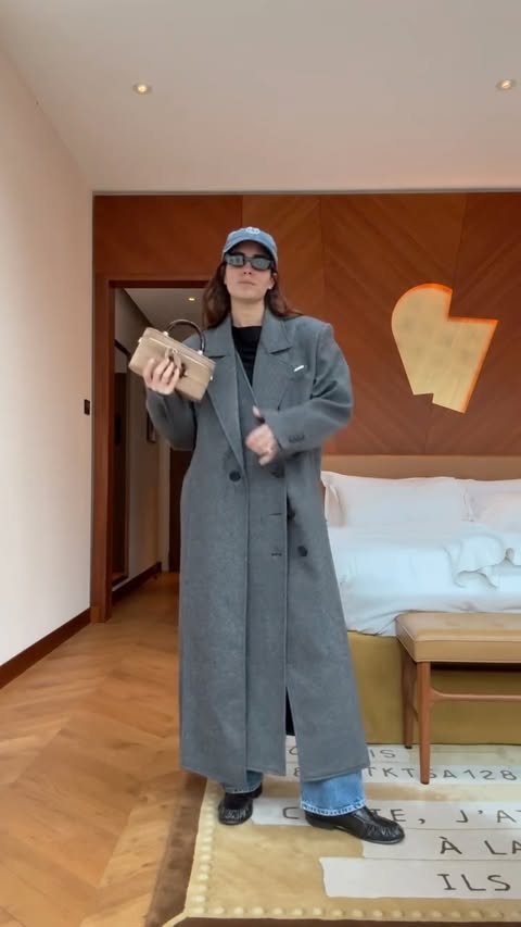 Instagram post by @galagonzalez for Mytheresa. Caption reads: [...] 

#regalo @gentlemonster @rogervivier....