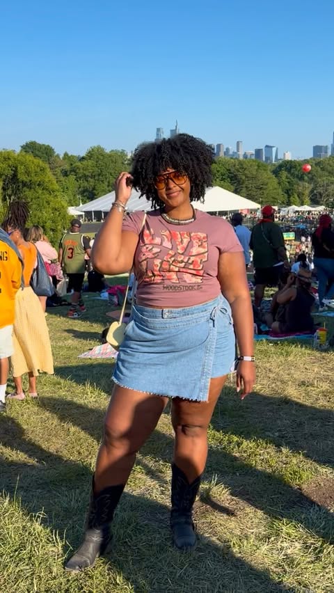 Instagram post by @loveronnie for Torrid. Caption reads: [...] I’ll message you the link to this look.....