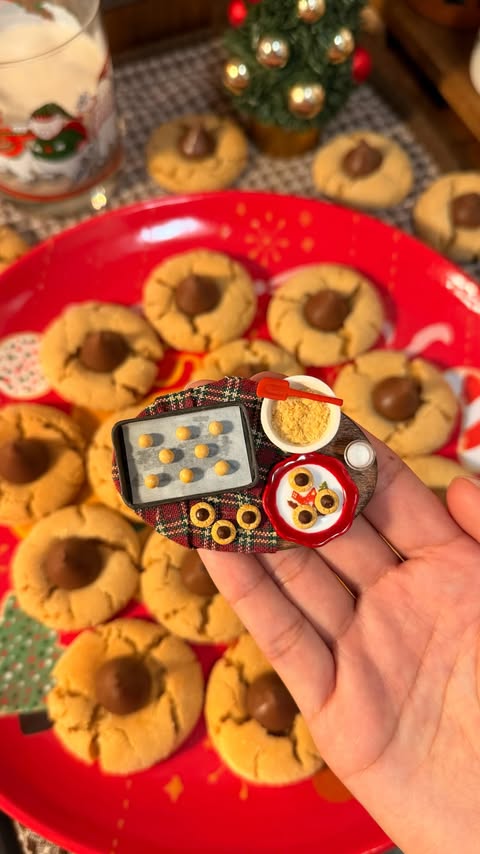 Instagram post by @etherealartiste for Betty Crocker. Caption reads: ✨GIVEAWAY CLOSED✨ DAY 18: Christmas Peanut Butter....