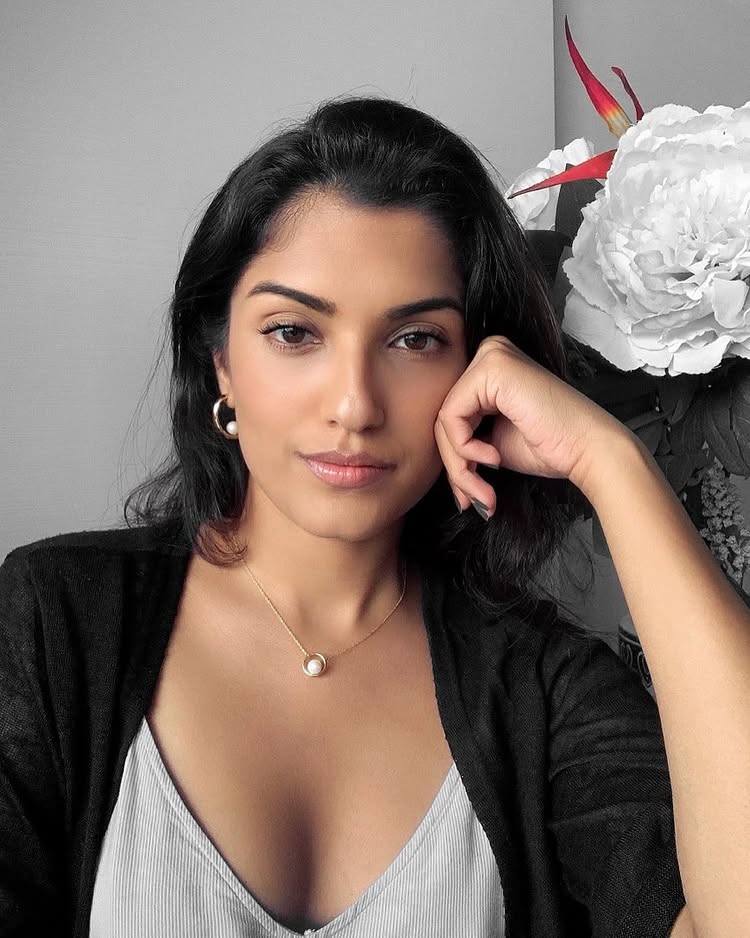 Instagram post by @tanyajvirwani for Marc Mirren. Caption reads: Feeling cute in these elegant Halo pearl necklace....