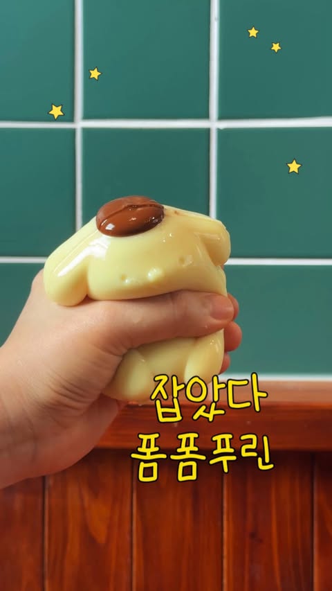 Instagram post by @hallo_blaueshaus for LUSH. Caption reads: [...] <러쉬 X 산리오 캐릭터즈> 콜라보 강력함미다!〰️👀💛🤎⭐️ 🫧....