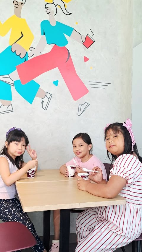 Instagram post by @mamaearharts for Jollibee. Caption reads: [...] ang saya sa mga batang nagcrave ng @jollibee....