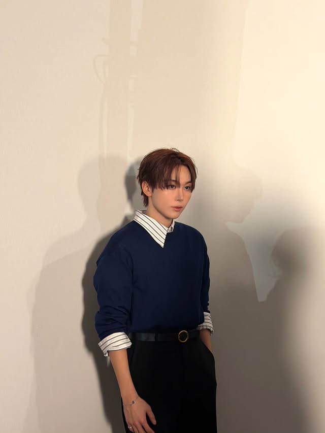 Instagram post by @pledis_boos for AMI Paris. Caption reads: Ami, Amour💙

#광고
@amiparis
#AmiParis 
#아미파리.