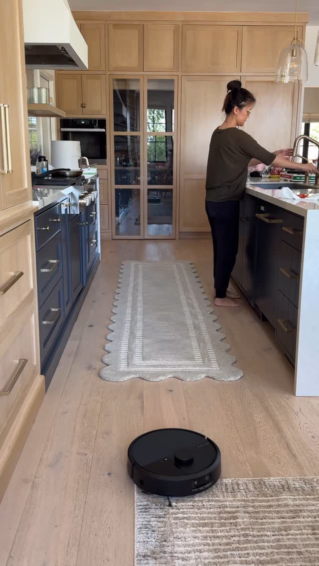 Instagram post by @lisakanegae for iRobot. Caption reads: 💫 Comment VACUUM and I’ll send the link for this....