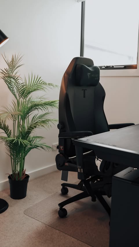 Instagram post by @liessshy for Secretlab. Caption reads: [...] channel! 🎥 Thank you to @secretlab for....