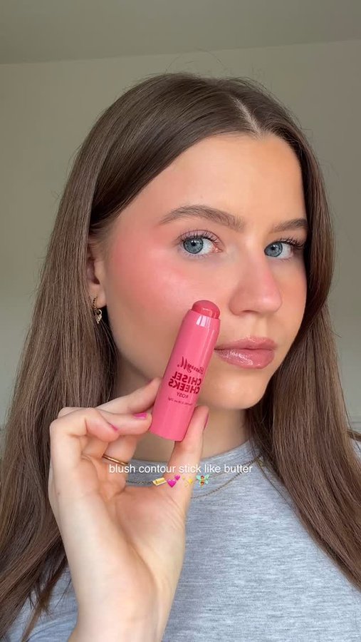 Instagram post by @glow_x_anna for Barry M. Caption reads: @barrymcosmetics this product all summer plz 💕✨....