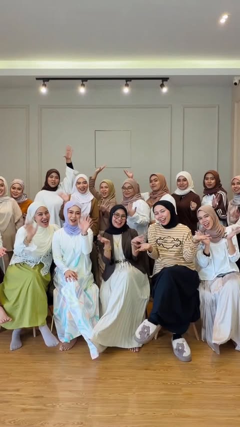 Instagram post by @ayupaupan_mua for Farmasi. Caption reads: In Farmasi, beauty isn’t a race it’s confidence,....