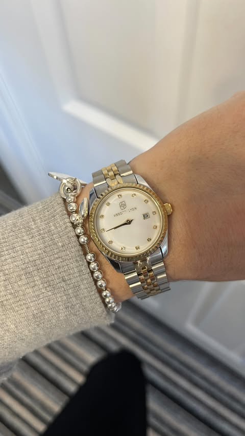 Instagram post by @amummyandherbeautifulgirls for Abbott Lyon. Caption reads: ✨ Happy New Year with @abbottlyon ✨ I LOVE....