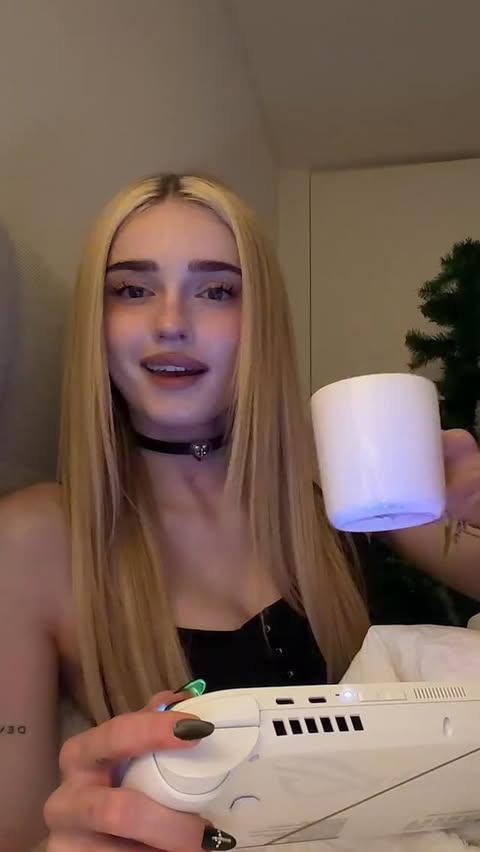 Instagram post by @honeypuu for Xbox. Caption reads: Anzeige/ Cozy Gaming dank ROG Xbox Ally 💃✨
....