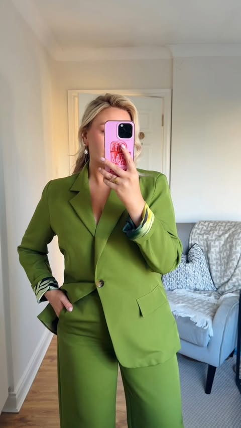 Instagram post by @laurenegerton for Carraig Donn. Caption reads: What’s your opinion on the colour of the season?....