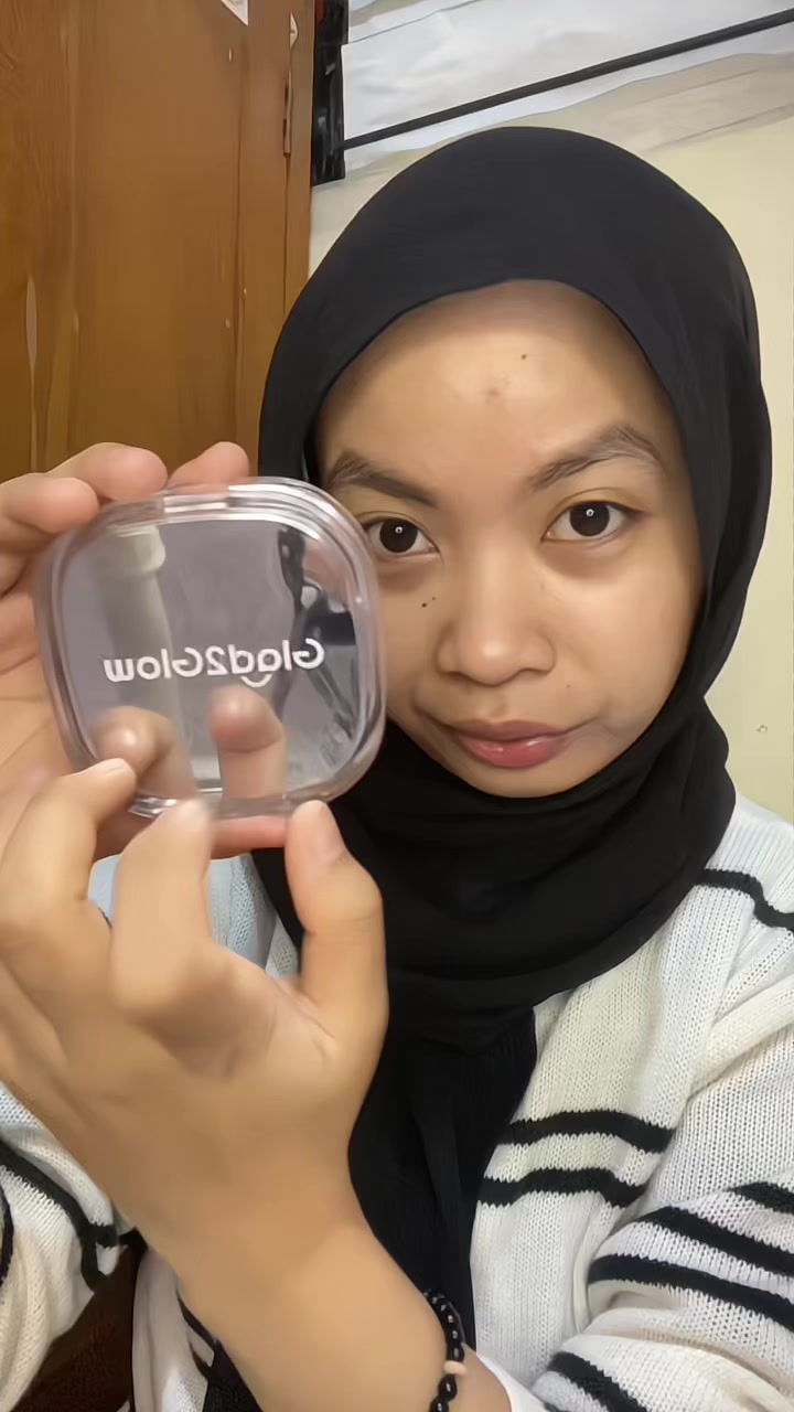 TikTok post by @dianaprtma_ for Glad2Glow Indonesia. Caption reads: Cushion yang hasilnya glowing dari @glad2glow.indo.