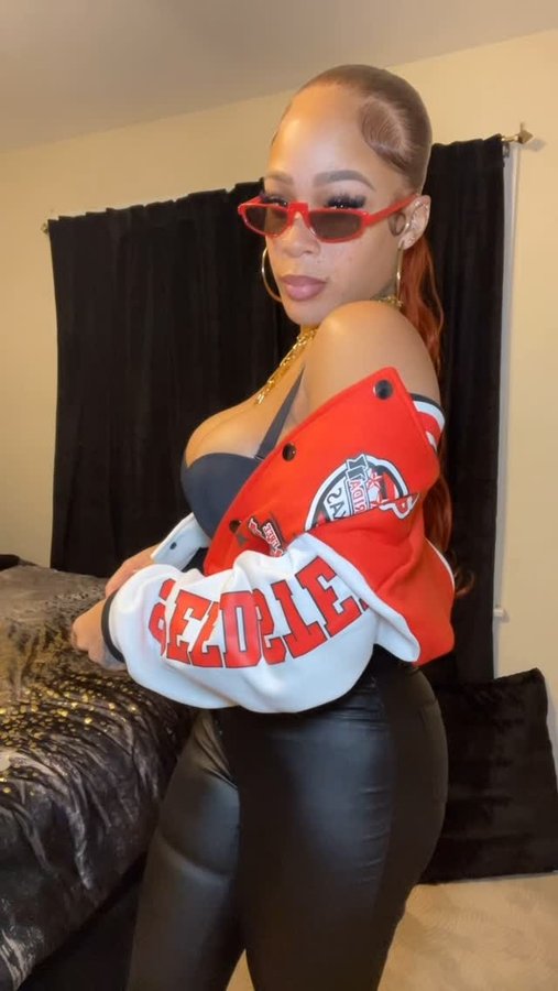 Instagram post by @de_strawberry for Boujee Hippie. Caption reads: [...] Seamless Lifting Shaper from....