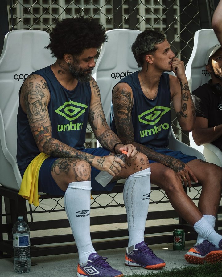 Instagram post by @crisb_16 for Umbro. Caption reads: [...] 

@eriick_fotografia 

@ligashowbol....