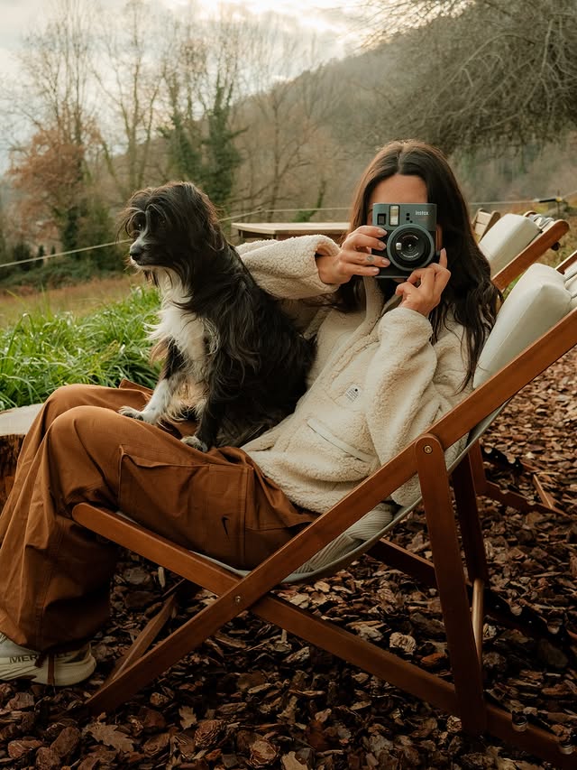 Instagram post by @blancadrey for Merrell. Caption reads: [...] - Pantalón: @nike - Zapatillas: @merrelleu....