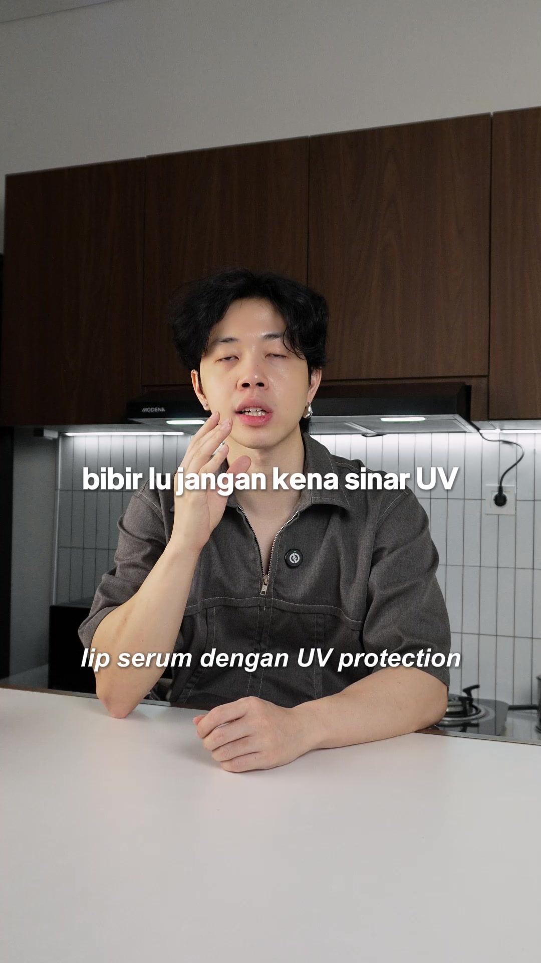 TikTok post by @lukaskahn_skincare for Cave Men's Grooming. Caption reads: [...] tapi bibir jg bisa hitam kena UV @CAVE Men's....