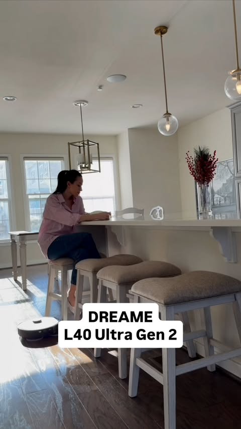 Instagram post by @merhabaamericaa for Dreame. Caption reads: [...] team! 🐱🧹 My sweet cow cat gives the Dreame....