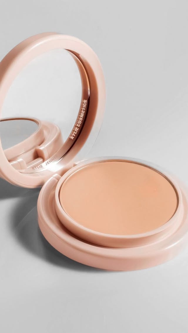 Instagram post by @bysamaraduarte for Kylie Cosmetics. Caption reads: Testando a base em pó de @kyliecosmetics ✨

Usei a....