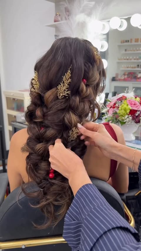 Instagram post by @samirasjewelry for SexyHair. Caption reads: Holiday hair continues … with @sexyhair 
Healthy....