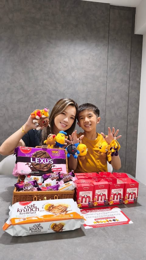 Instagram post by @sgcatalogue_ for SG Tastemakers. Caption reads: Meet the adorable Munch Buddies plushie keychains....