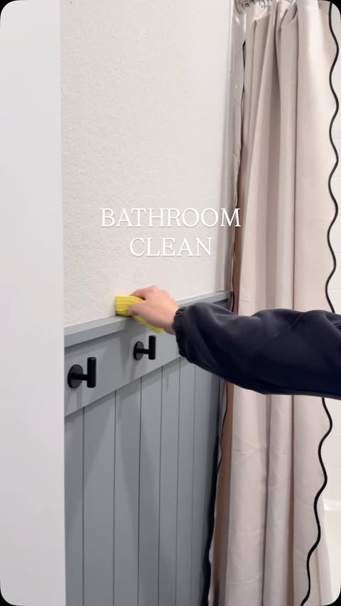 Instagram post by @ionemaeve for Scrub Daddy. Caption reads: [...] dusted 😮‍💨🙌🏻 #bathroomcleaning....