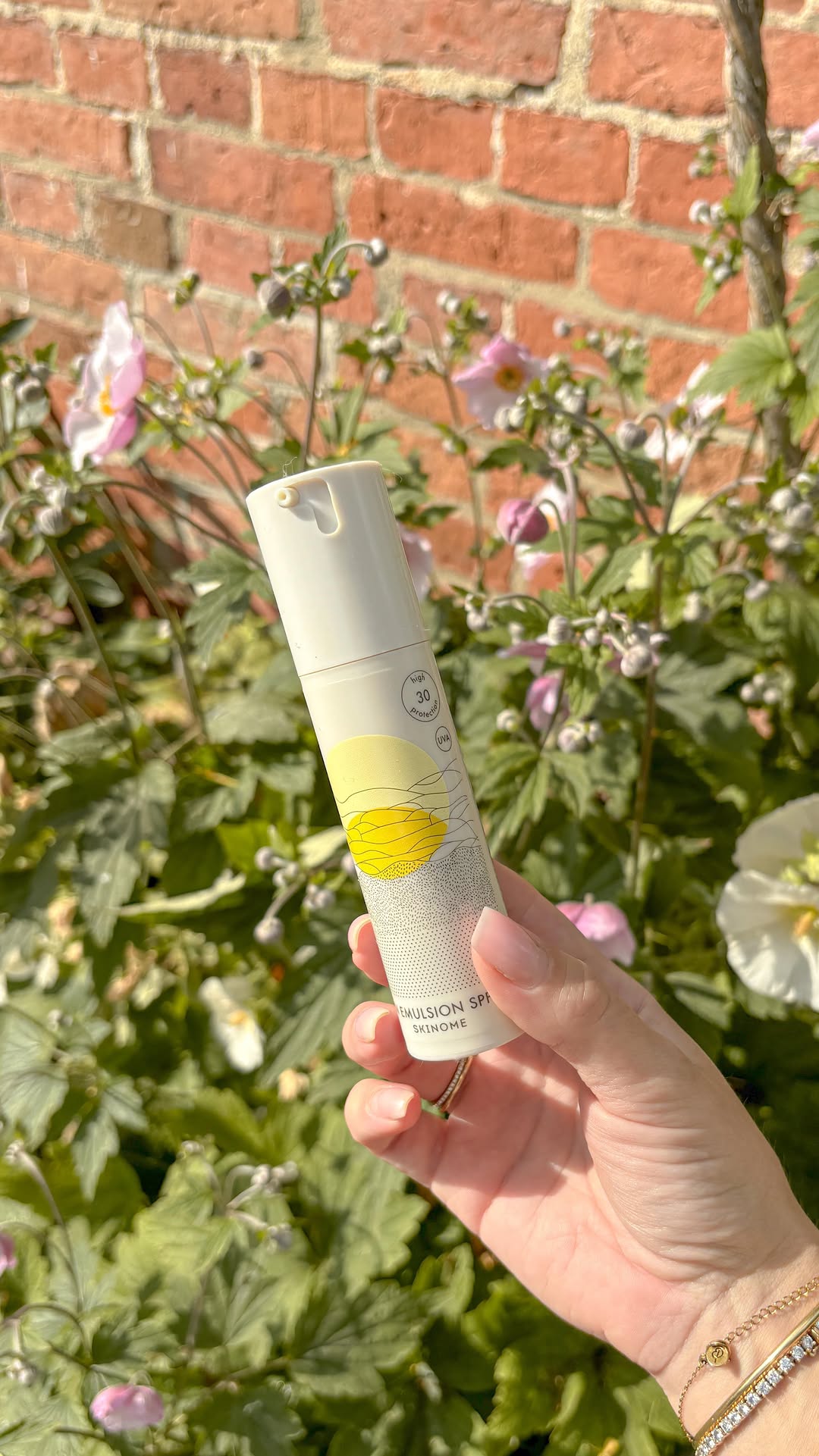 Instagram post by @therese for Skinome. Caption reads: Reklam för @skinome.official  Skydda dig mot solen....