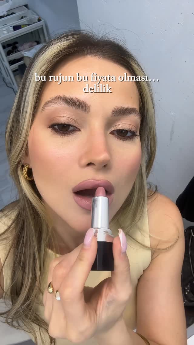 Instagram post by @tugccesen for Avon Türkiye. Caption reads: Bu kadar uygun fiyata bu performans? Ben bu ruja....