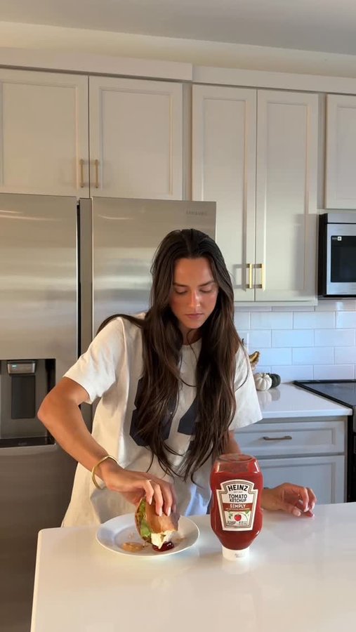 Instagram post by @hannahsykesburch for Heinz. Caption reads: a 15-minute dinner that always hits the spot. it’s....