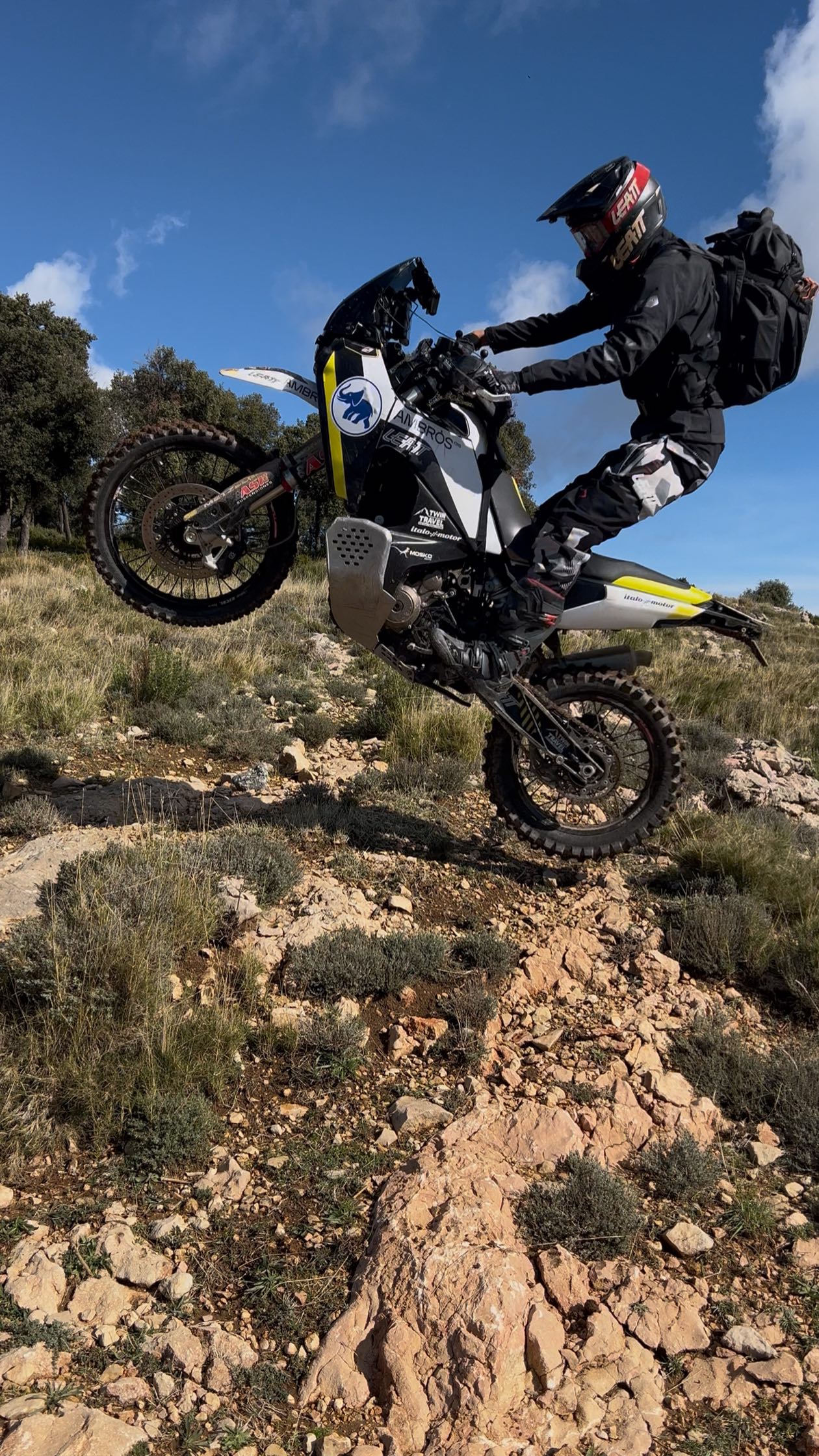 Instagram post by @twintravel.adv for Mosko Moto. Caption reads: Packed the essentials into my 25L @moskomoto....