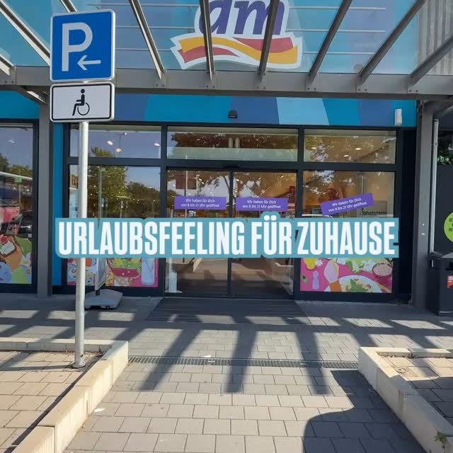 Instagram post by @dm_glueckskind for dm-drogerie markt. Caption reads: Urlaubsfeeling für Zuhause? YES, please 🍋💦🦀
Ich....
