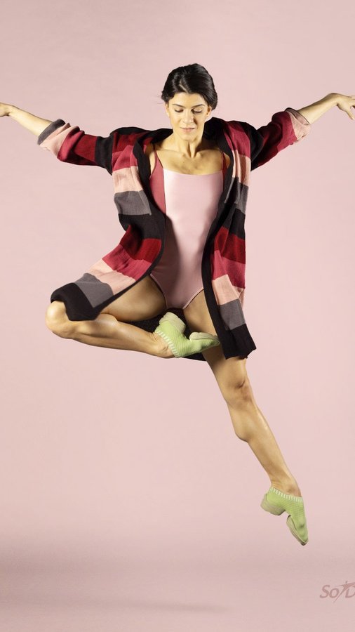 Instagram post by @biancascaglione for Só Dança. Caption reads: before the spotlight, there’s the warm up ✨....