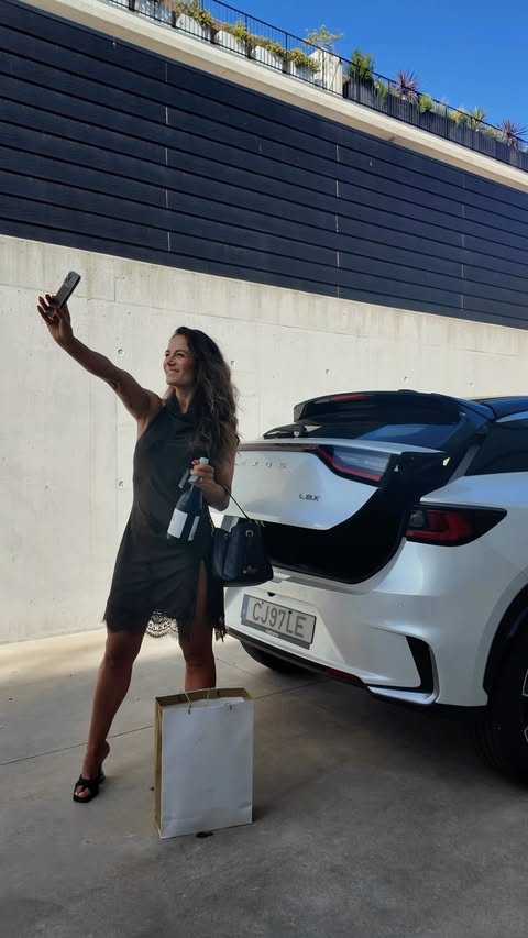Instagram post by @jacquelinerfernandes for Lexus. Caption reads: [...] | E tu? O que levas na tua mala?....