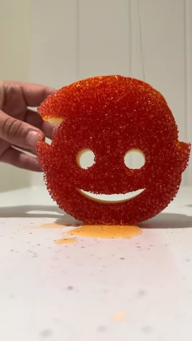 Instagram post by @ems_and_the_quirky for Scrub Daddy. Caption reads: Whilst I’m filling this sink clean. I could not....