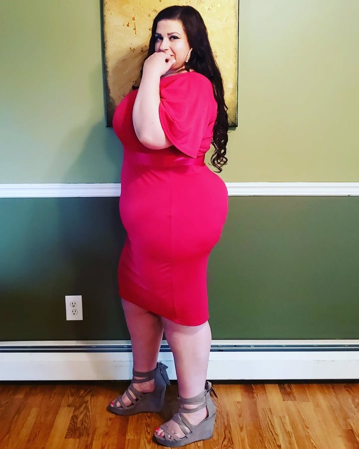 Instagram post by @lizzifitti for Hanna Nikole. Caption reads: [...] love the fit of this dress, thanks to....