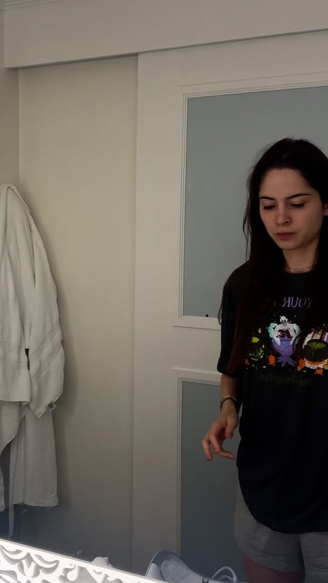 Instagram post by @albiluvallejo for Shark Beauty. Caption reads: Una princesa shark 🦈 ❤️ #shishishi....