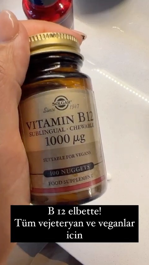 Instagram post by @aysetolga for Vitabiotics. Caption reads: Bazılarını sürekli bazılarını dönemsel kür olarak....