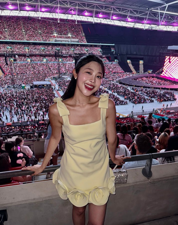 Instagram post by @hazelchoiii for SELF-PORTRAIT. Caption reads: @mrselfportrait 
BlackPink in the area🖤🩷.