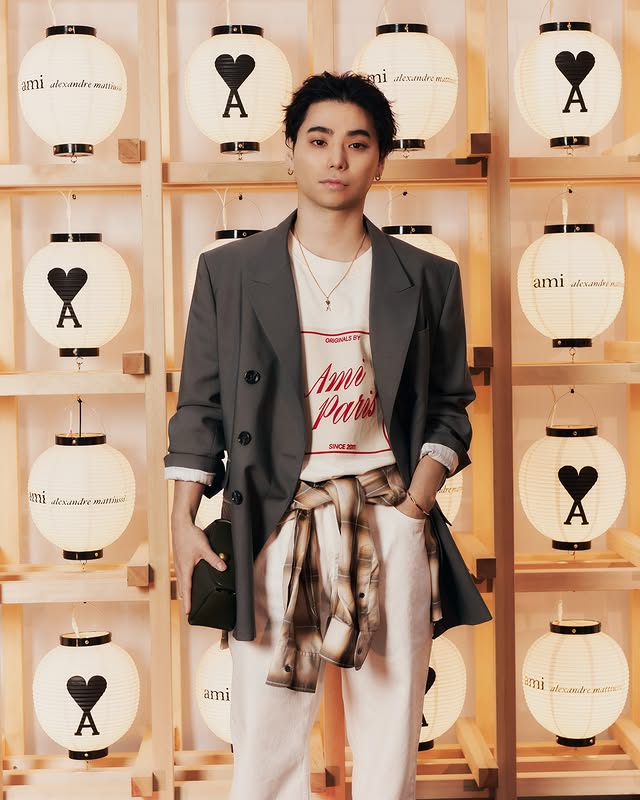 Instagram post by @njrmrkx for AMI Paris. Caption reads: Ami Paris Loungeで、光と音が重なり合う夜に、つながりの美しさを [...].