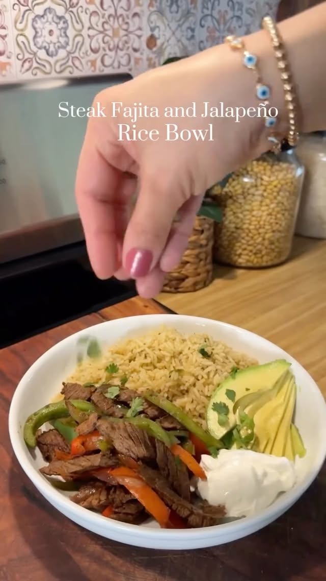 Instagram post by @marcie_cooks for The Feedfeed. Caption reads: #AD Comment ‘RECIPE’ to have this Fajita Bowl....