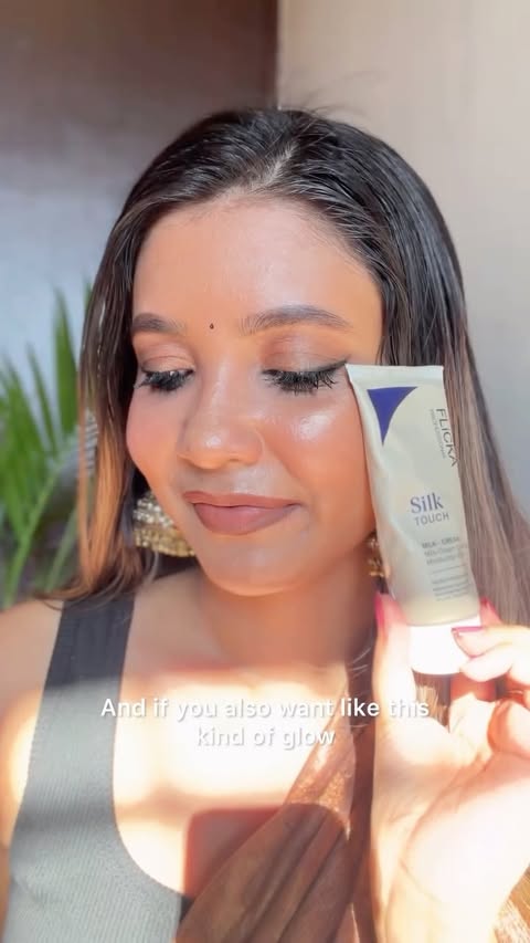 Instagram post by @_.sarikaaa._ for Flicka Cosmetics. Caption reads: [...] stays flawless from day to night.✨....