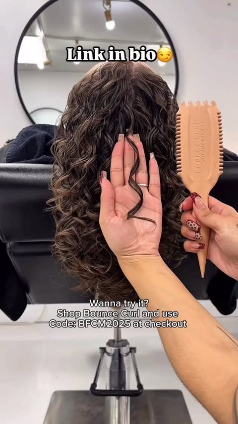 Instagram post by @sharstylescurls for BounceCurl. Caption reads: #AD | Black Friday Deals are happening RIGHT now!....